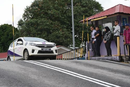 Malaysia thiếu trầm trọng giáo viên dạy lái xe