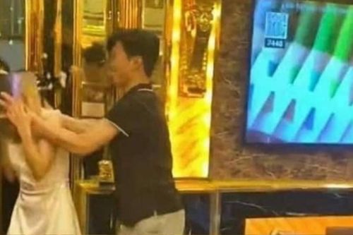 Chỉ với một hành động trong tiệc sinh nhật, chàng trai khiến tất cả nổi giận