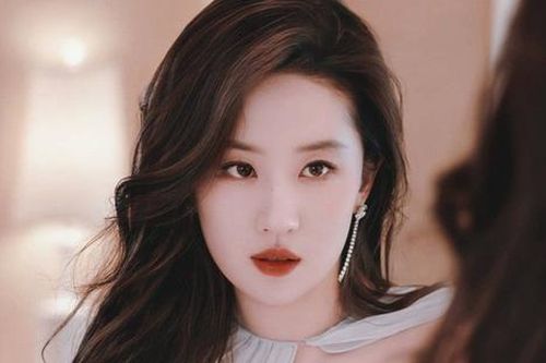 Lưu Diệc Phi thừa nhận từng yêu phải một người rất tồi tệ, nam tài tử Hàn bị réo tên