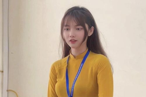 Cô giáo thực tập sở hữu nhan sắc khả ái gây bão mạng