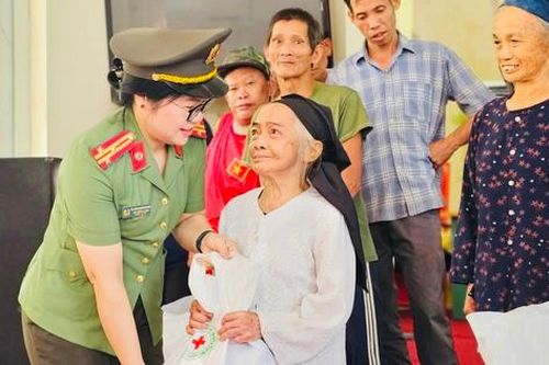 Trao yêu thương đến phụ nữ nghèo, có hoàn cảnh khó khăn tại Hà Giang