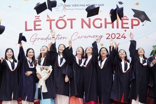 Tân cử nhân, thạc sĩ Học viện Phụ nữ Việt Nam rạng rỡ trong ngày nhận bằng tốt nghiệp