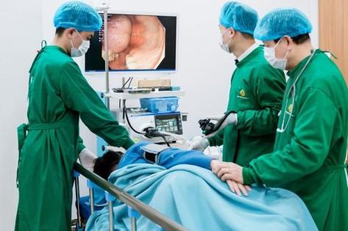 Chủ quan trước dấu hiệu đau bụng kéo dài, đi khám phát hiện ung thư đại trực tràng giai đoạn muộn