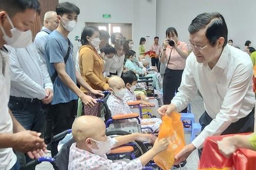 Những nghĩa cử ấm lòng bệnh nhân ung thư