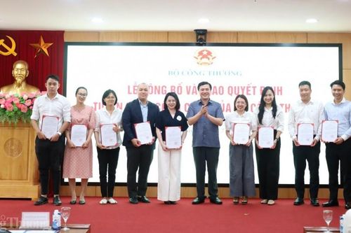 Bộ Công Thương trao quyết định tuyển dụng 83 công chức năm 2024