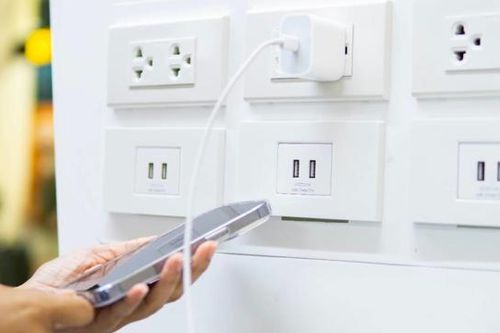 FBI cảnh báo rủi ro từ các trạm sạc điện thoại công cộng