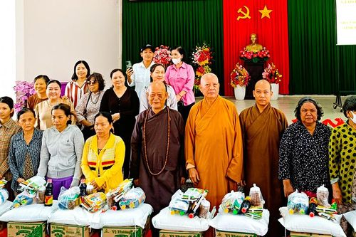 Tặng 400 phần quà cho học sinh, hộ nghèo là dân tộc thiểu số Khmer tại TX. Tịnh Biên