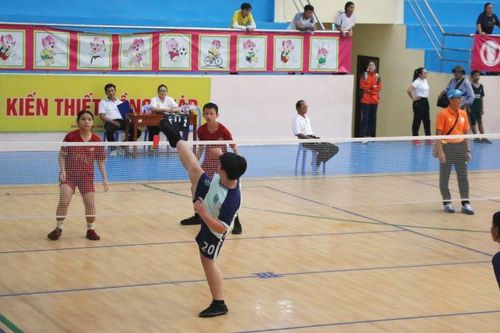 Gần 50 vận động viên tranh tài Giải đá cầu các nhóm tuổi
