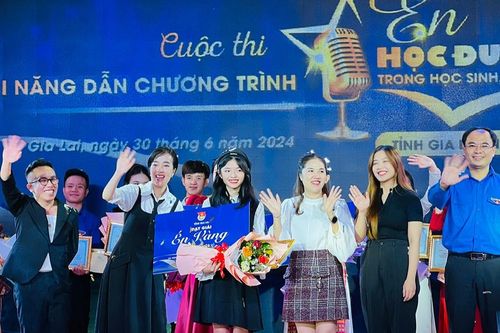 Thử thách tài năng MC cùng 'Én học đường'