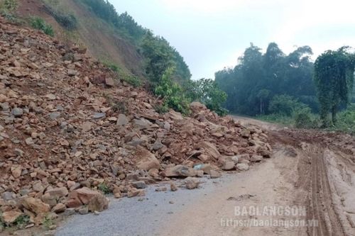 Sạt lở đất đá gây cản trở giao thông tại thôn Nà Pàn, xã Hoa Thám, huyện Bình Gia
