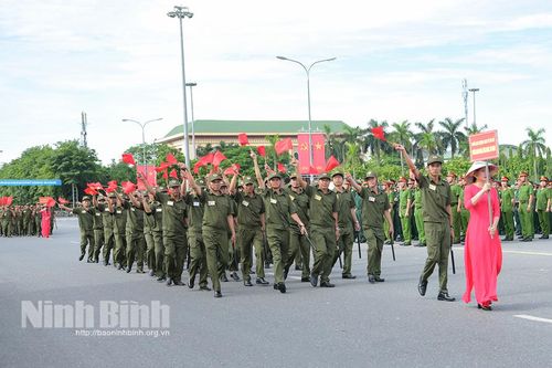 Ninh Bình tổ chức ra mắt lực lượng tham gia bảo vệ an ninh, trật tự ở cơ sở