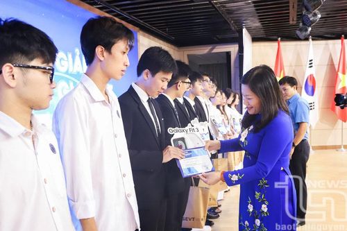 Samsung Thái Nguyên trao học bổng cho học sinh giỏi quốc gia