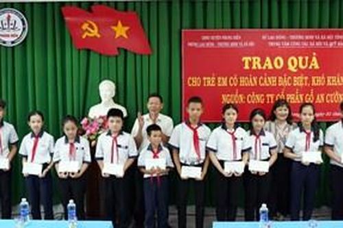 Trao 200 suất quà cho học sinh có hoàn cảnh đặc biệt khó khăn