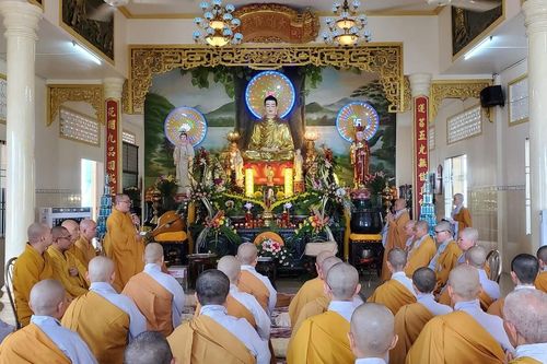 Ban Trị sự GHPGVN H.Bình Chánh thăm, cúng dường trường hạ