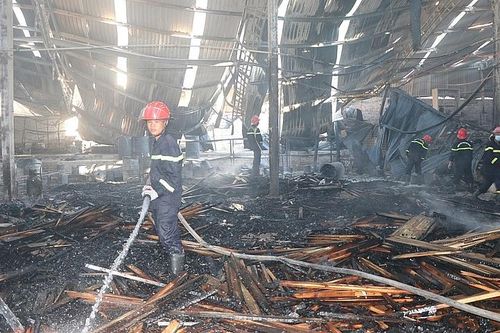 Bình Định: Cháy tại xưởng sản xuất sản phẩm gỗ, gây thiệt hại lớn