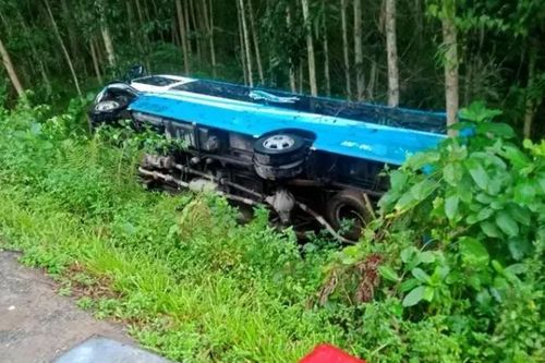 Va chạm với xe khách, một phụ nữ đi xe máy tử vong