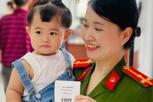 Những công dân 'nhí' đầu tiên của Hải Dương làm hồ sơ cấp căn cước