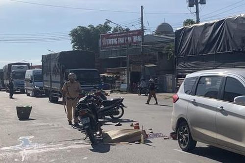 Xe máy tông vào đuôi ôtô, người đàn ông ngã xuống tử vong