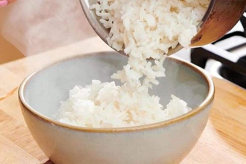 Hâm nóng cơm nguội nhớ cho 1 thìa này vào, cơm sẽ thơm dẻo như mới nấu