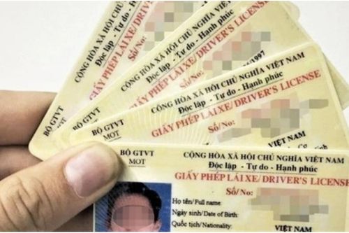 Tài xế ô tô dùng giấy phép lái xe không phù hợp bị phạt bao nhiêu tiền?