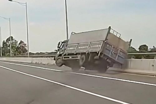 Xe tải lật nhào trên cao tốc, hàng nghìn con cá rải khắp mặt đường