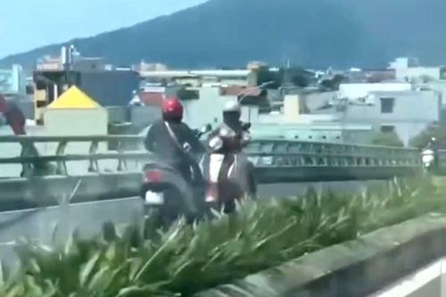 Chạy xe máy ngược chiều, người phụ nữ gây tai nạn trên cầu vượt Ngã ba Huế