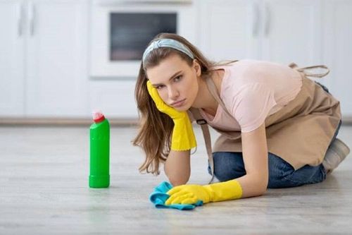 Tại sao bạn ngửi thấy mùi tanh khi lau nhà?