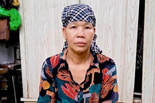 Bị bệnh tật giày vò, người phụ nữ cắn răng chăm chồng ung thư giai đoạn cuối