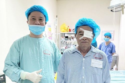 Người đàn ông Lào vượt 1.000 km sang Việt Nam chữa bệnh