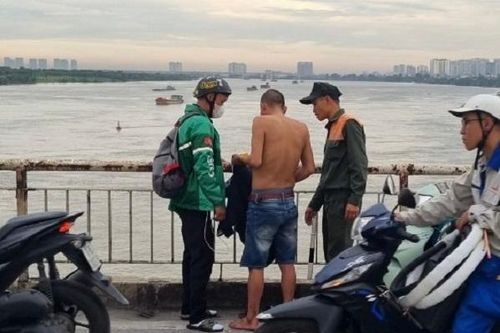 CSGT kịp thời ngăn người đàn ông nhảy cầu Chương Dương tự tử