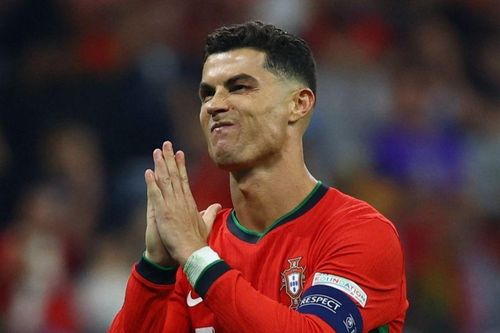 Ronaldo đá hỏng 11m, Bồ Đào Nha chật vật vào tứ kết EURO