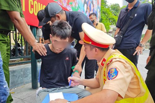 Kiểm tra lái xe Grab, lực lượng 141 phát hiện 'hàng trắng'