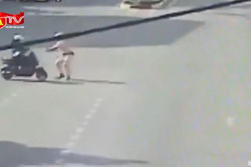 Bất chấp nguy hiểm, CSGT cản người phụ nữ lao vào đoàn xe ưu tiên
