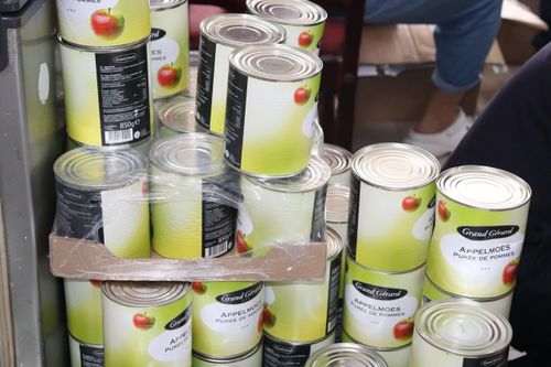 Bí mật cất giấu trong 1.440 hộp 'nước táo xay' bằng kim loại