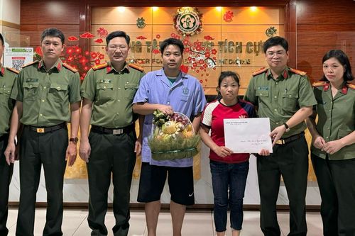 Ấm áp nghĩa tình đồng đội