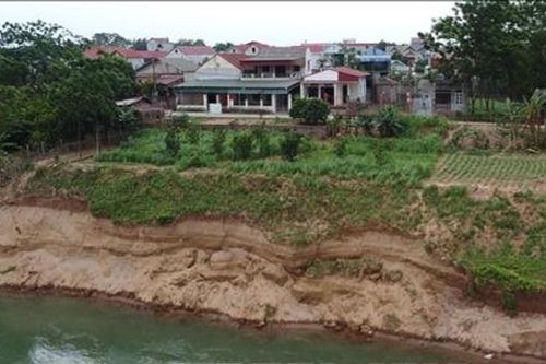 Bờ sông Đà bị sạt lở khiến người dân lo lắng: Tiến hành kè khẩn cấp