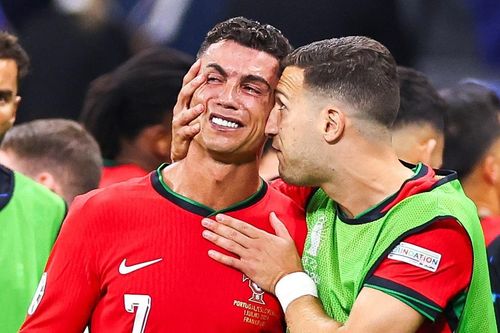 Thống kê khó tin trong ngày Ronaldo bật khóc