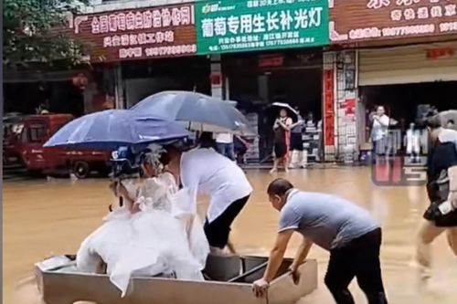 Cô dâu ngồi thuyền, chú rể và bố đẩy bộ 2 km vì gặp mưa lớn