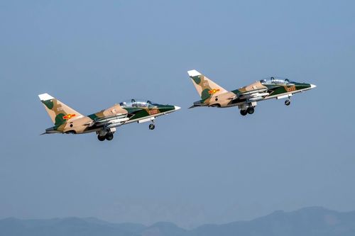 Đội hình phản lực Yak-130 xé gió trên không ở sân bay Phù Cát