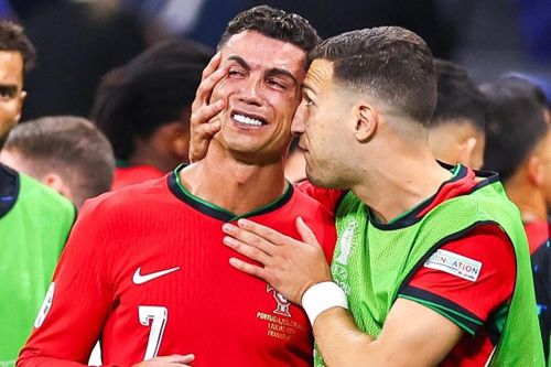 Hành động của Diogo Dalot gây sốt khi Ronaldo bật khóc