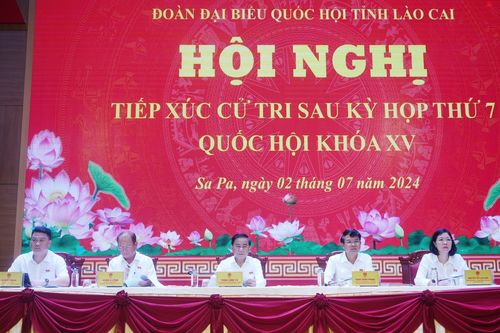 Đồng chí Trần Cẩm Tú, Ủy viên Bộ Chính trị, Chủ nhiệm Ủy ban Kiểm tra Trung ương tiếp xúc cử tri thị xã Sa Pa