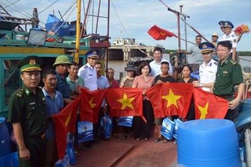 Bộ tư lệnh Vùng Cảnh sát biển 1 đồng hành với ngư dân Ninh Bình và Hà Tĩnh