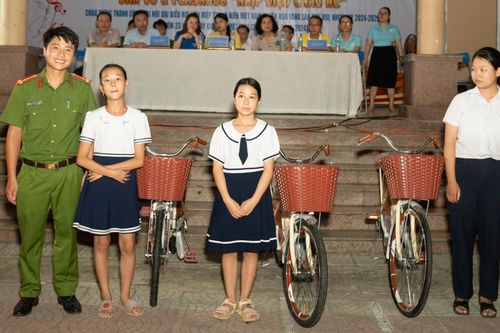 Công an Đà Nẵng tặng xe đạp tiếp sức học sinh đến trường