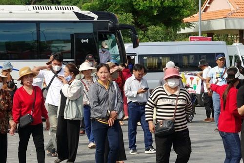 Hơn 100.000 lượt khách tham quan Hà Tiên nhân lễ giỗ lần thứ 289 của Đức khai trấn Mạc Cửu