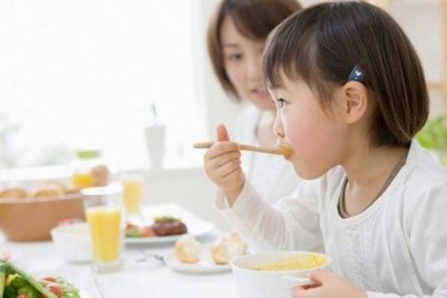 Dạy con cách ăn lịch sự