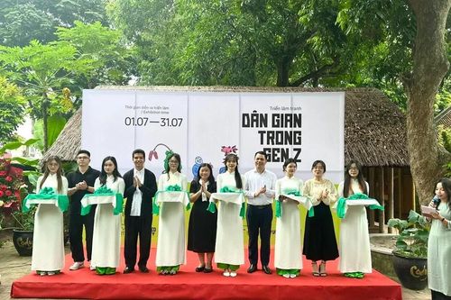 Họa sĩ Gen Z 'phô bày' góc nhìn mới về tranh dân gian