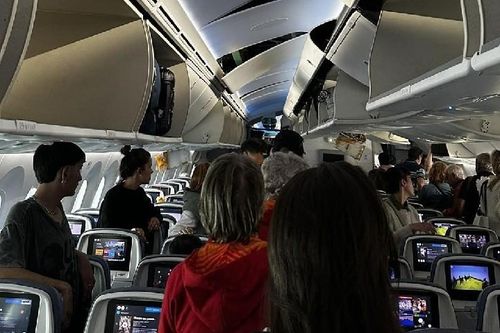 Máy bay Boeing 787-9 Dreamliner gặp sự cố phải hạ cánh khẩn, ít nhất 30 người bị thương