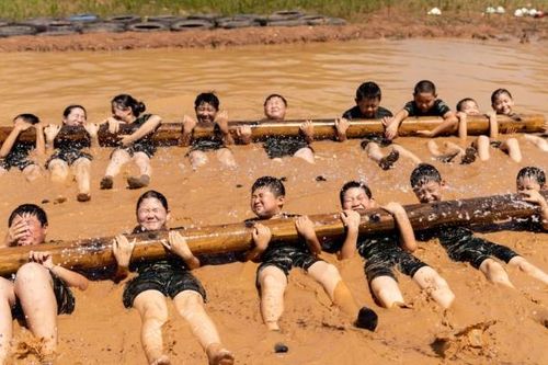 Trại huấn luyện ở Trung Quốc gây tranh cãi vì cách dạy bơi khắc nghiệt