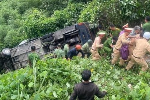 Đắk Nông: Ôtô chở 45 khách du lịch lao xuống vực