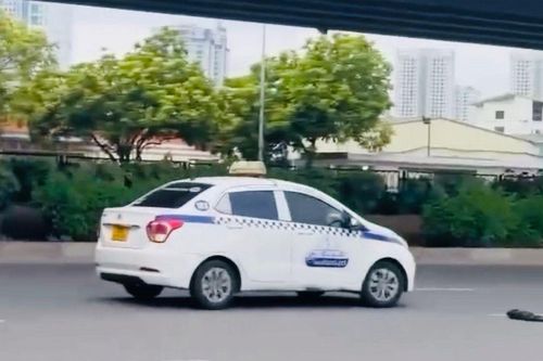 Tự mở cửa xe ô tô người khác rồi đi ngược chiều, náo loạn đường phố Hà Nội